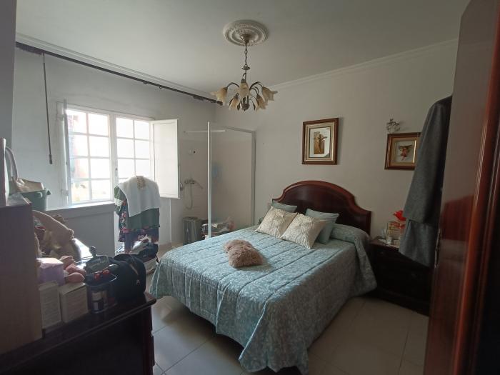Se vende casa con jardín trasero en Ribeira